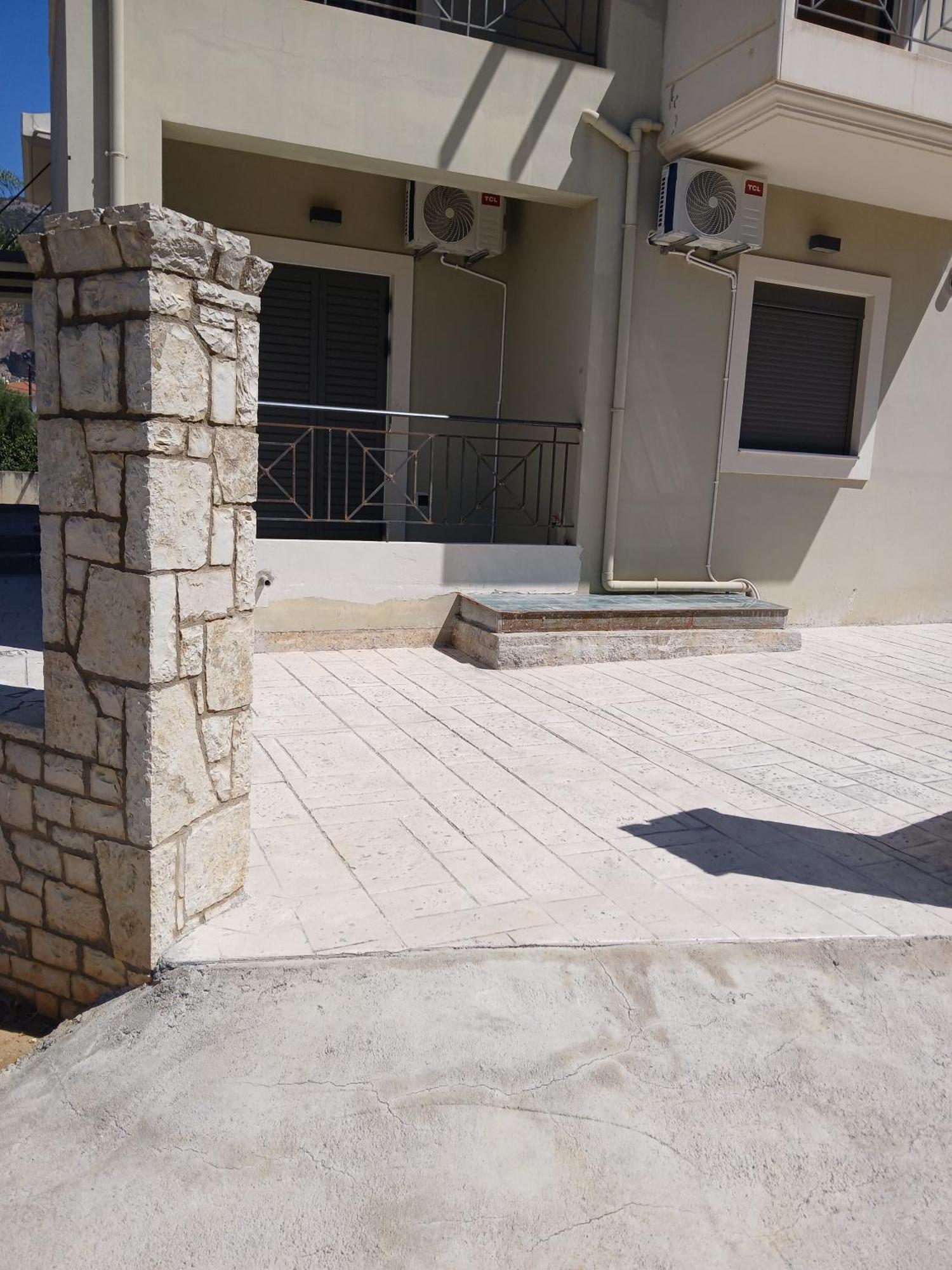 Simple, Calm And Luxurious Apartment Kalamata Bagian luar foto